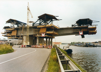 847479 Afbeelding van de aanleg van het viaduct in de S24, de Noordelijke Randweg Utrecht (NRU), over het ...